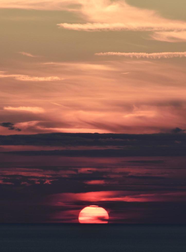 solnedgångshimmel med disiga moln foto