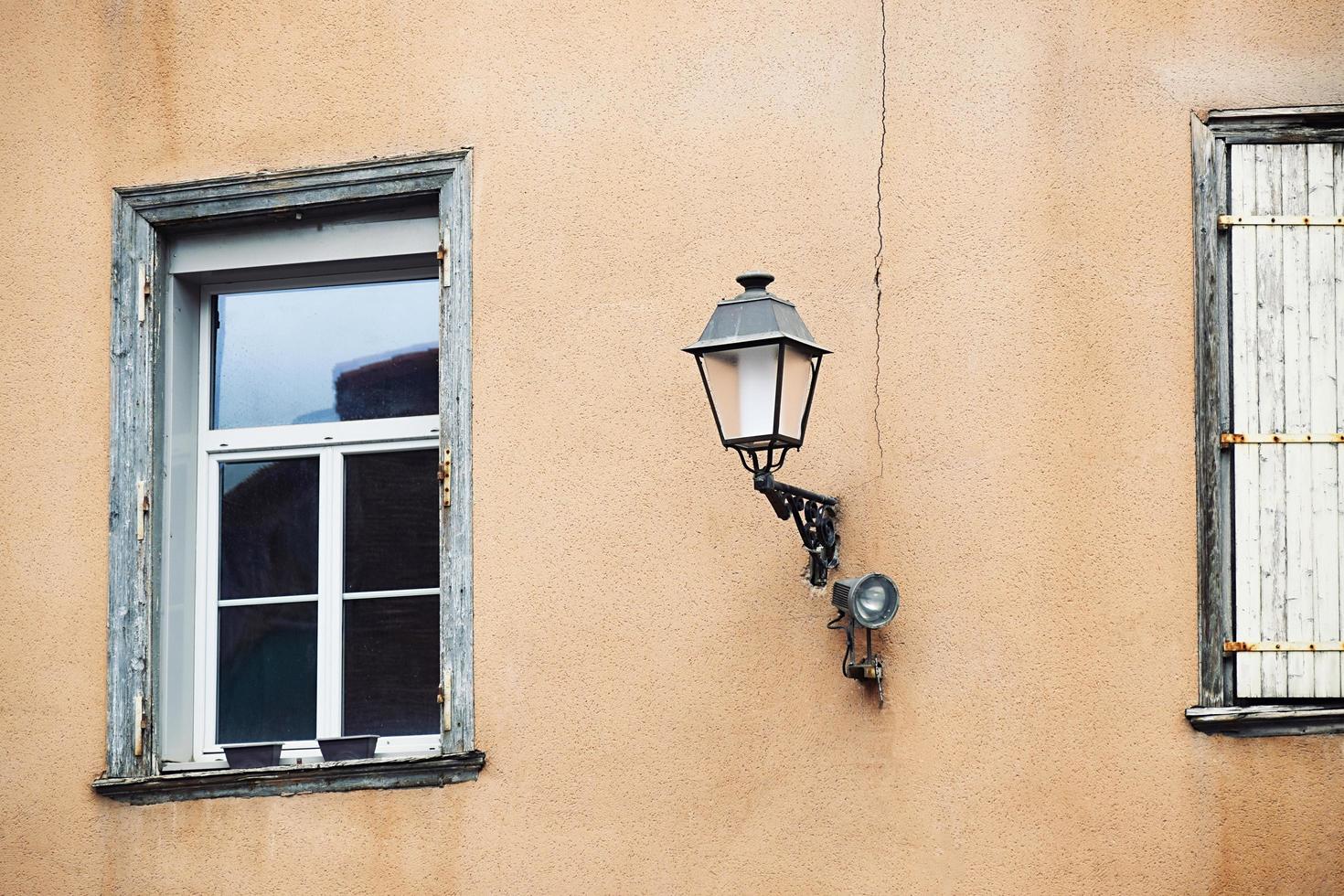 brun stuckaturvägg med lyktstolpe foto