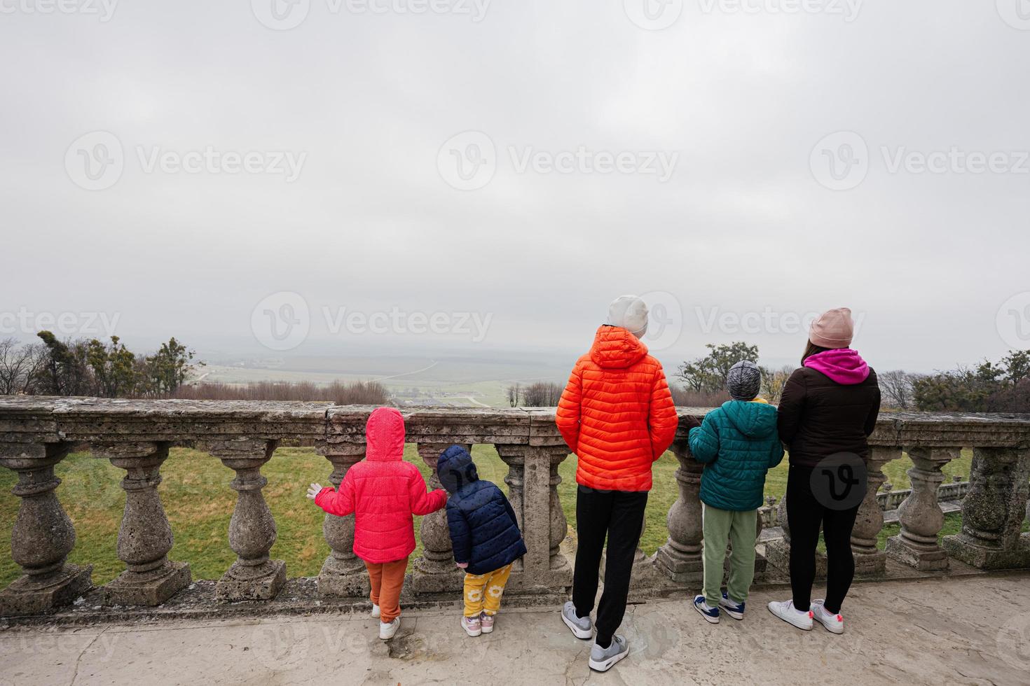 tillbaka av mor med fyra barn besök balkong av pidhirtsi slott, lviv område, ukraina. familj turist. foto
