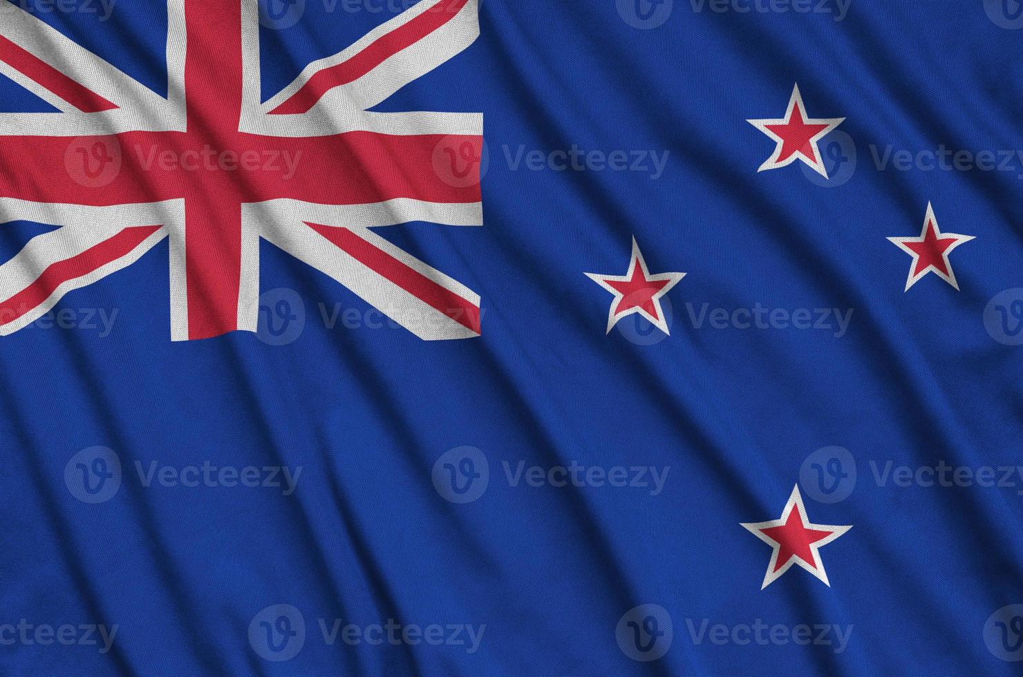 ny zealand flagga är avbildad på en sporter trasa tyg med många veck. sport team baner foto