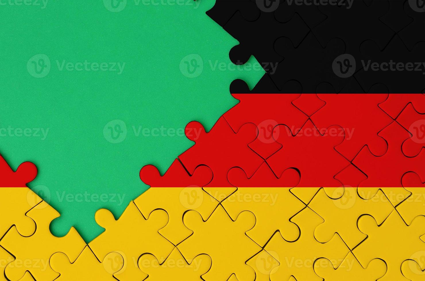 Tyskland flagga är avbildad på en avslutad kontursåg pussel med fri grön kopia Plats på de vänster sida foto