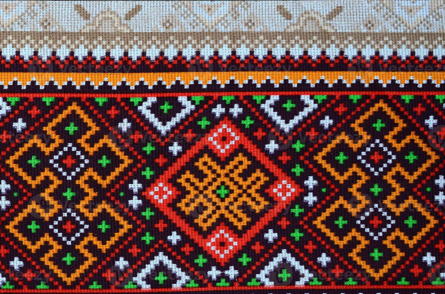 traditionell ukrainska folk konst stickat broderi mönster på textil- tyg foto