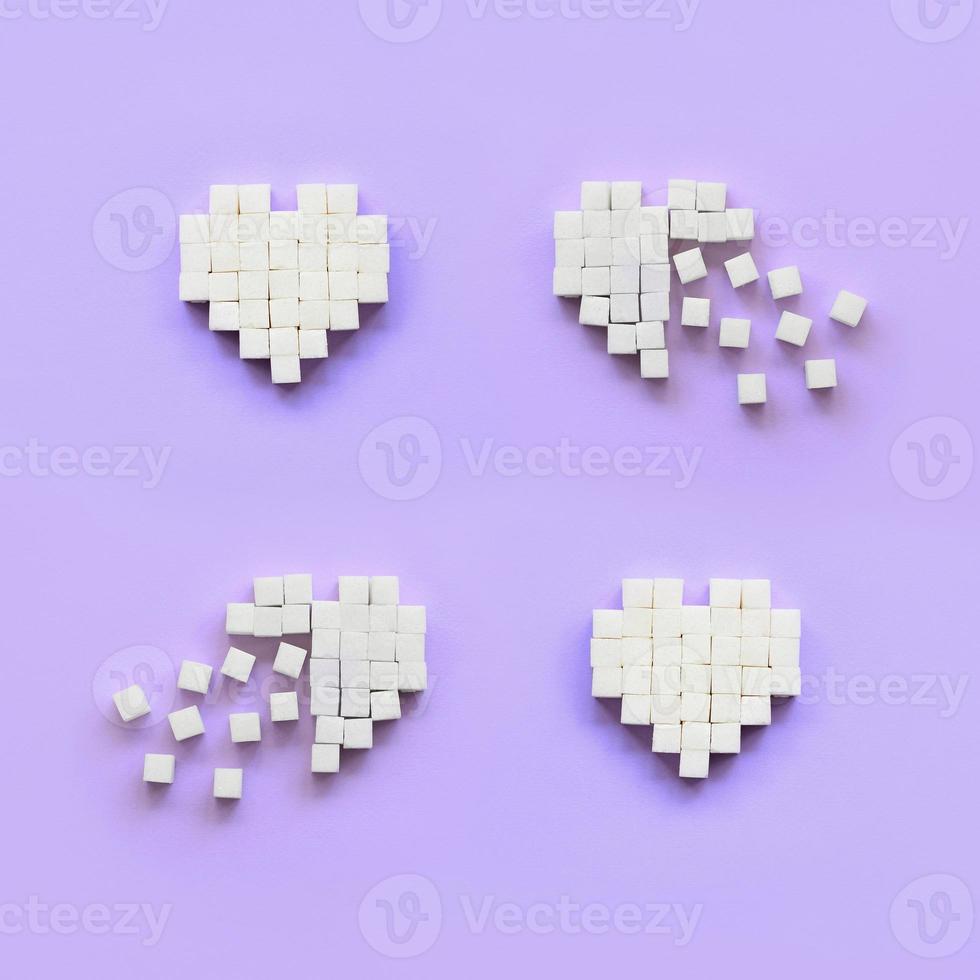 en få hjärtan tillverkad av socker kuber lögner på en trendig pastell violett bakgrund foto