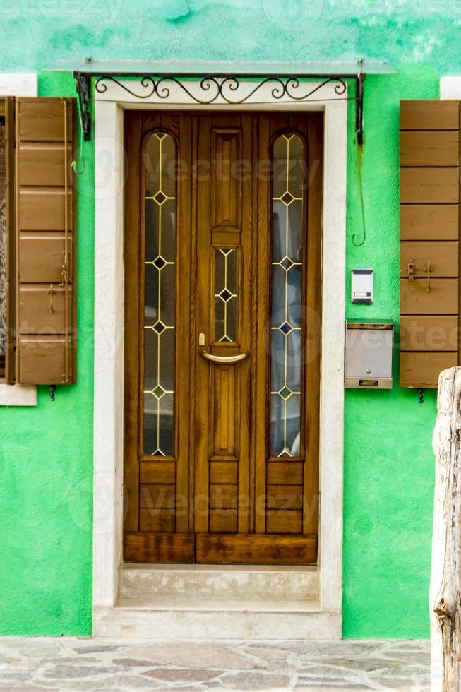 gammal traditionell dörr på färgrik byggnad på burano ö, Italien foto