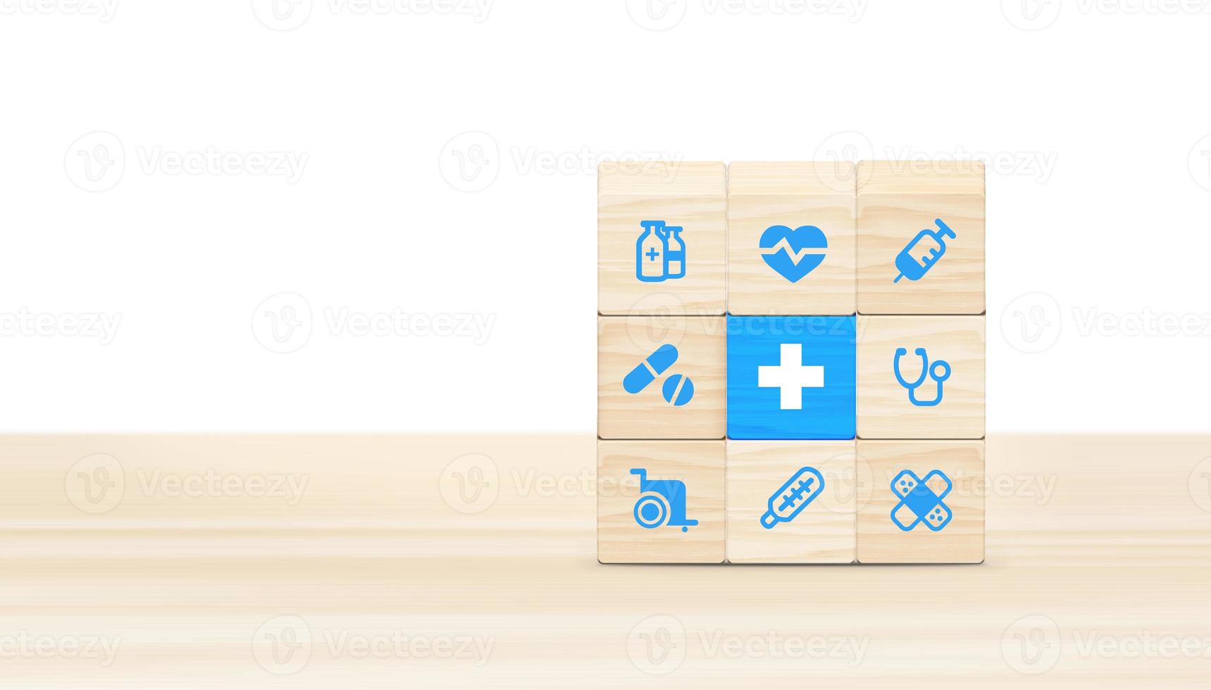 hälsa försäkring begrepp, trä- block med sjukvård medicinsk ikoner på blå bakgrund, kopia Plats. 3d illustration. foto