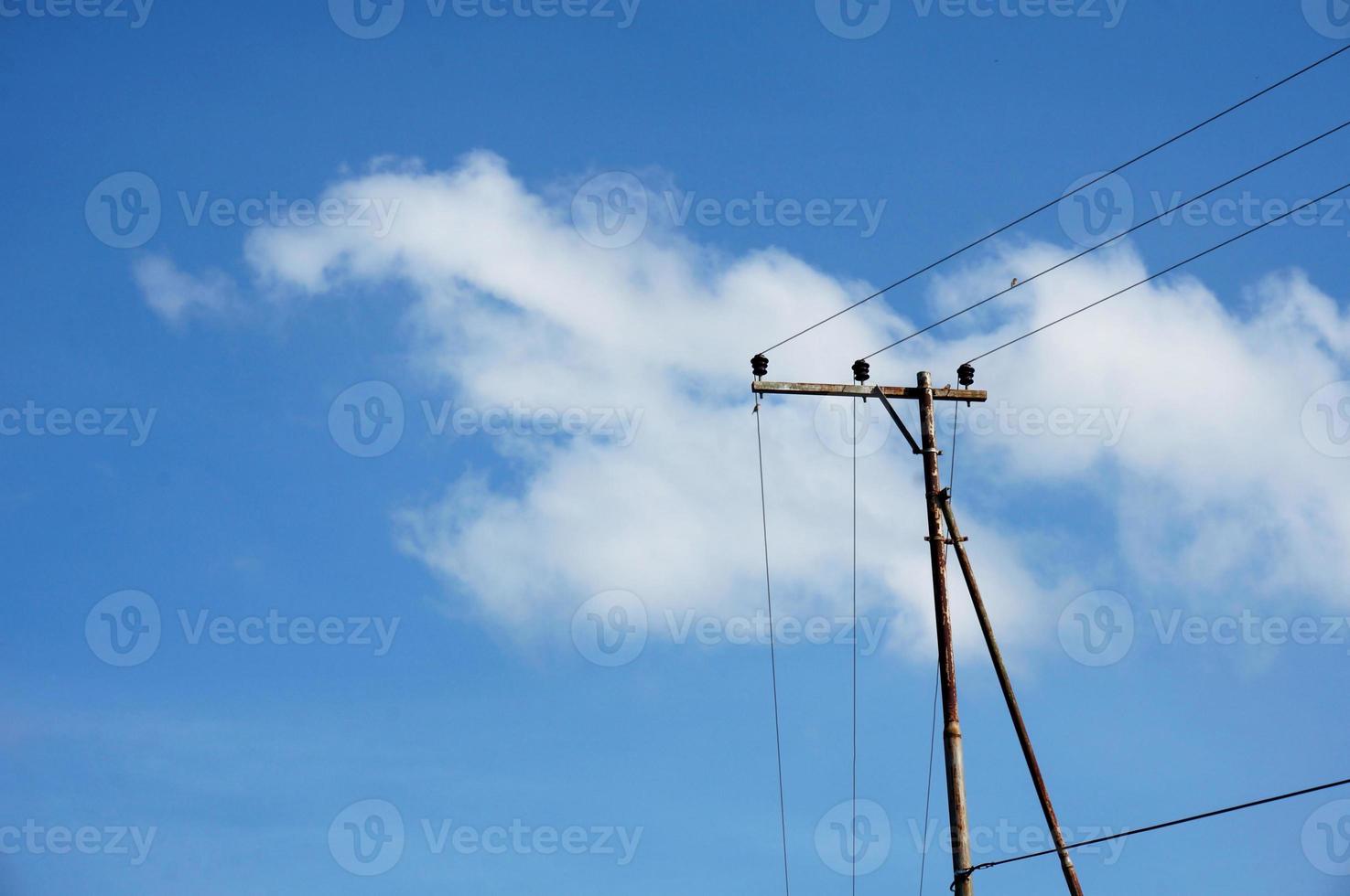 elektrisk Pol kraft rader utgående elektrisk trådar motstånd på moln blå himmel. foto