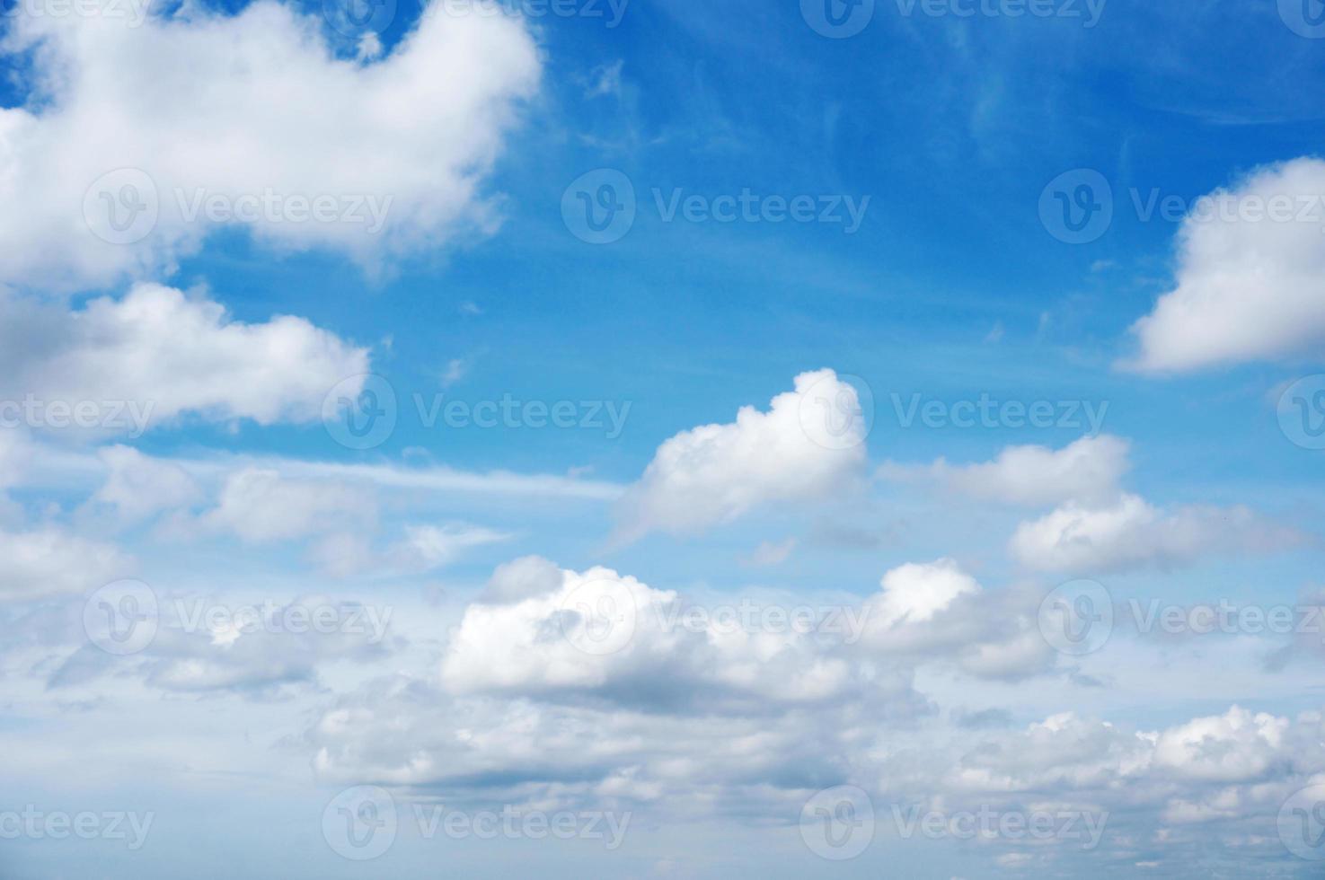 dramatisk blå himmel bakgrund med vit moln foto