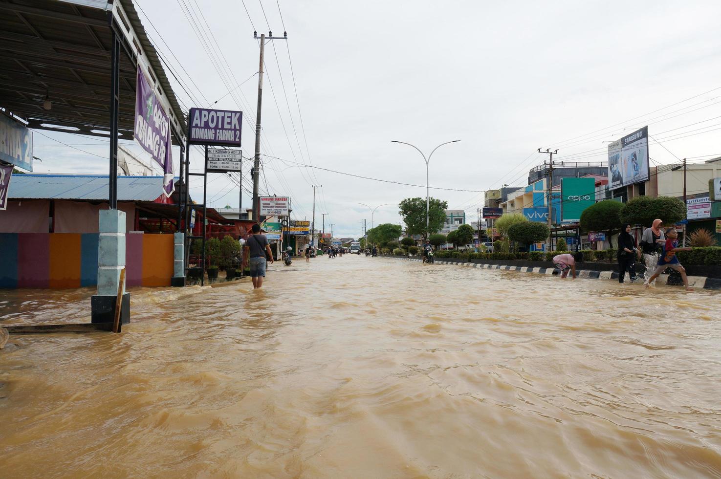 öst kutai, öst kalimantan, Indonesien, 2022 - översvämningar träffa hem och motorvägar eftersom hög regn och hög tidvatten av hav vatten. plats på sangatta, öst kutai, Indonesien. foto
