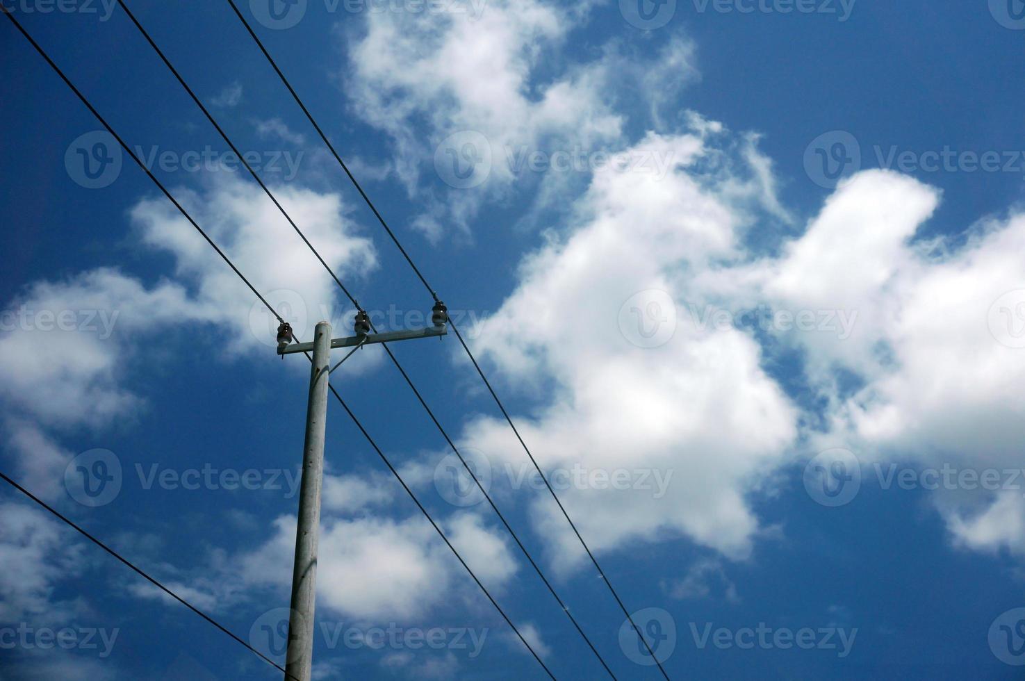 elektrisk Pol kraft rader utgående elektrisk trådar motstånd på moln blå himmel. foto