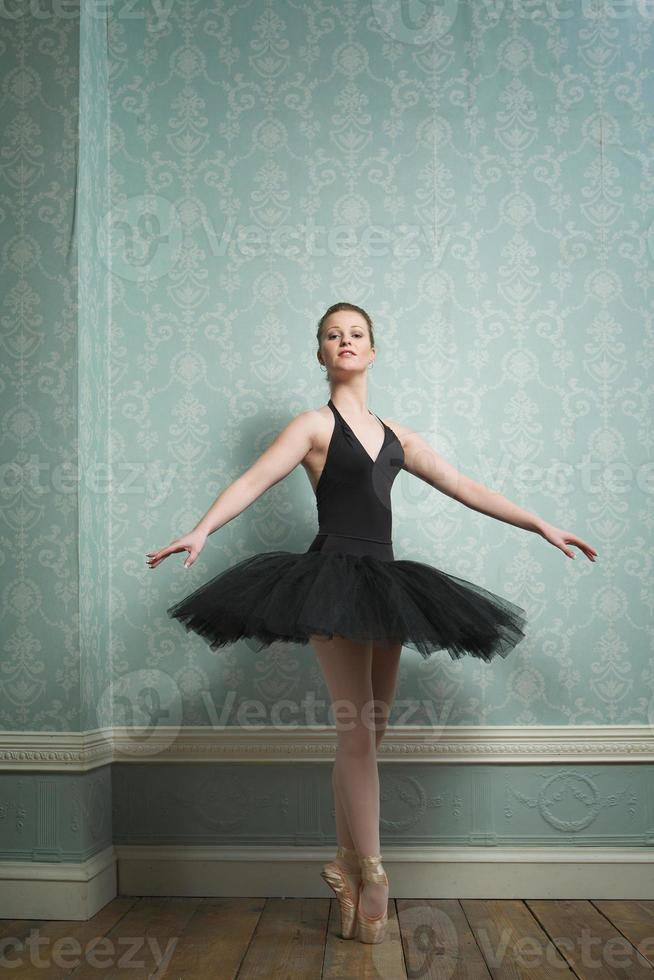 vacker ballerina på tårna foto