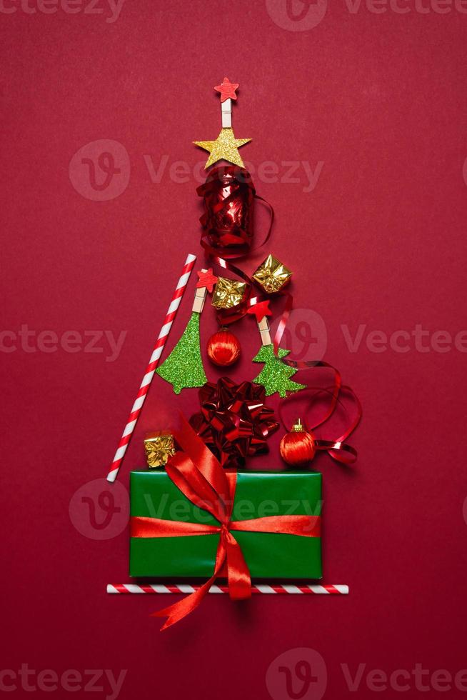 ny år och jul dekorationer på röd bakgrund, platt lägga. begrepp av hälsning kort för högtider foto