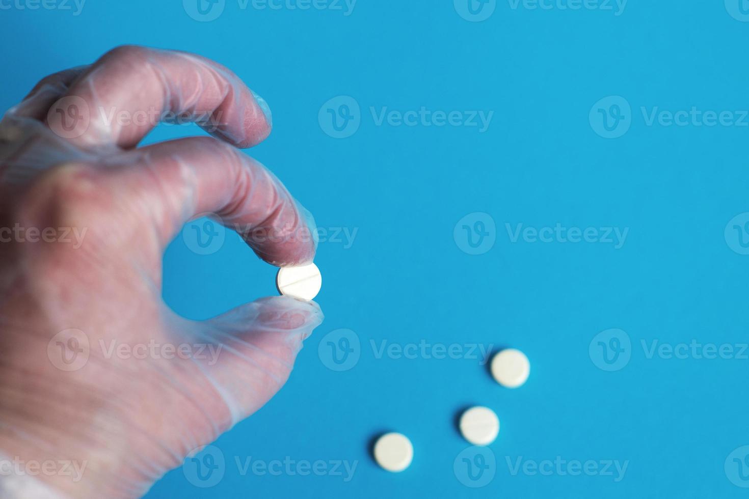 medicinsk tabletter stänga på de blå bakgrund. para hand innehar piller. coronavirus, influensa respiratorisk sjukdom begrepp foto