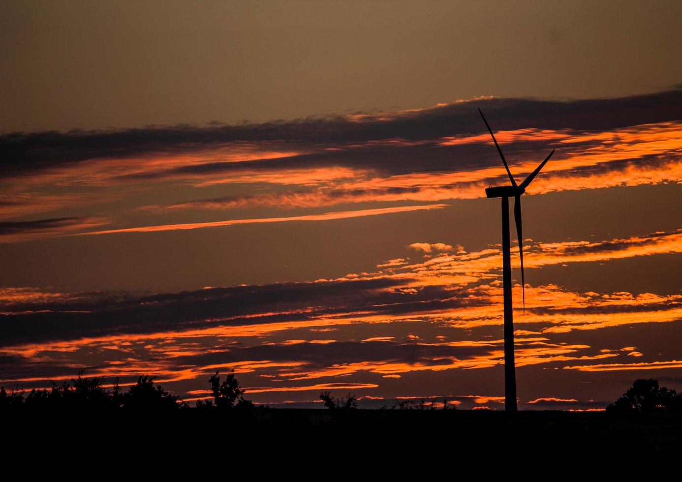 mörka moln bildas under orange solnedgång foto