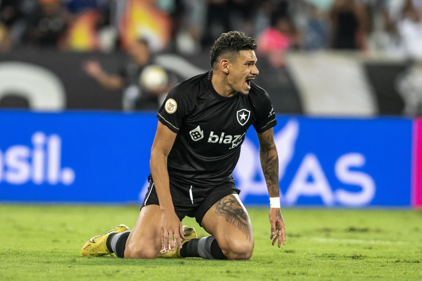 rio, Brasilien - november 10, 2022, tiquinho skjuter i höjden spelare i match mellan botafogo mot santos förbi 37: e runda av brasiliansk mästerskap, en serie i nilton santos stadion foto