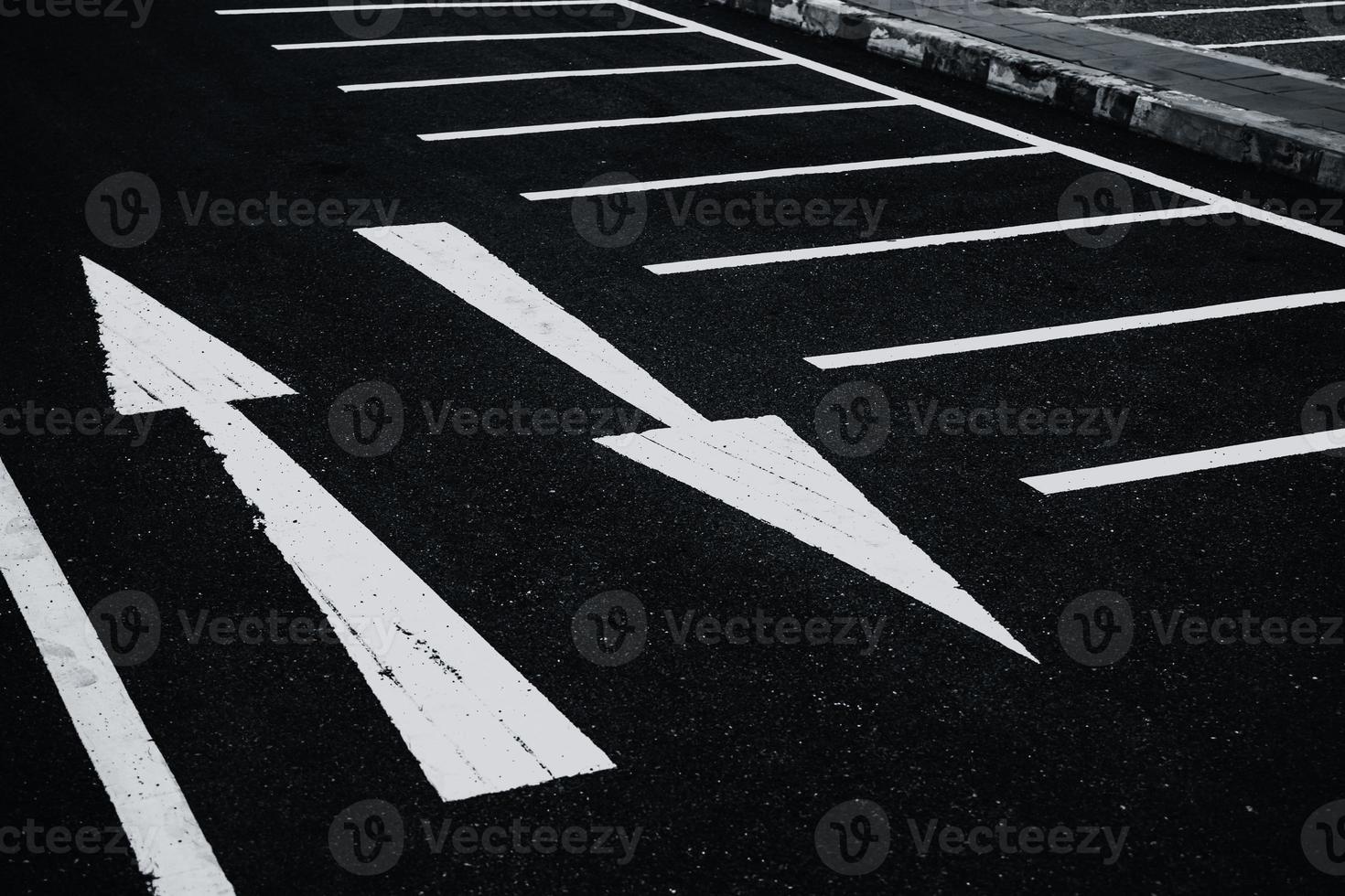 2 sätt två vägbeskrivning pilar måla på asfalt väg. konflikter förvirring begrepp. foto