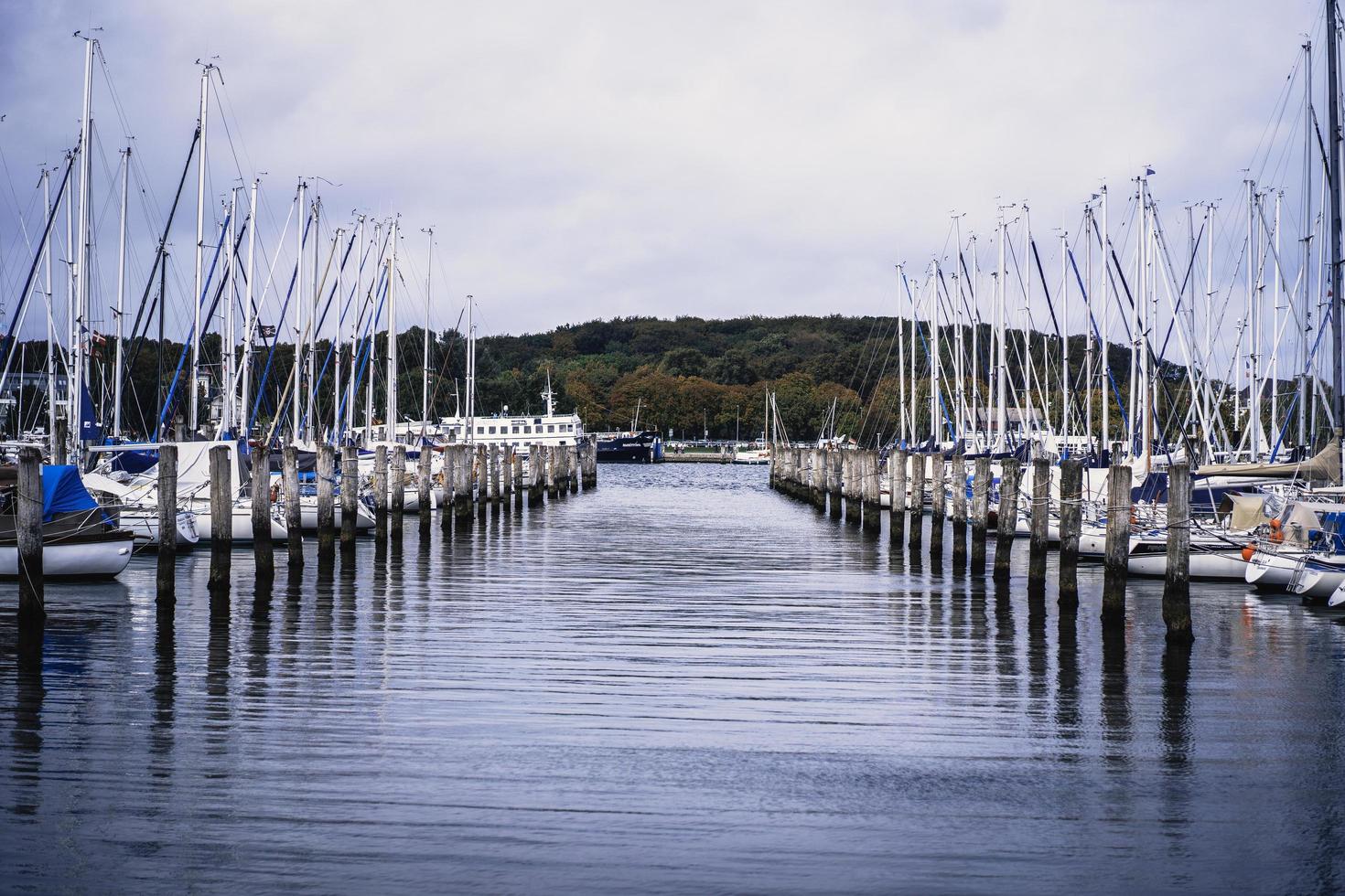 en havsutsikt av vatten med båtar foto