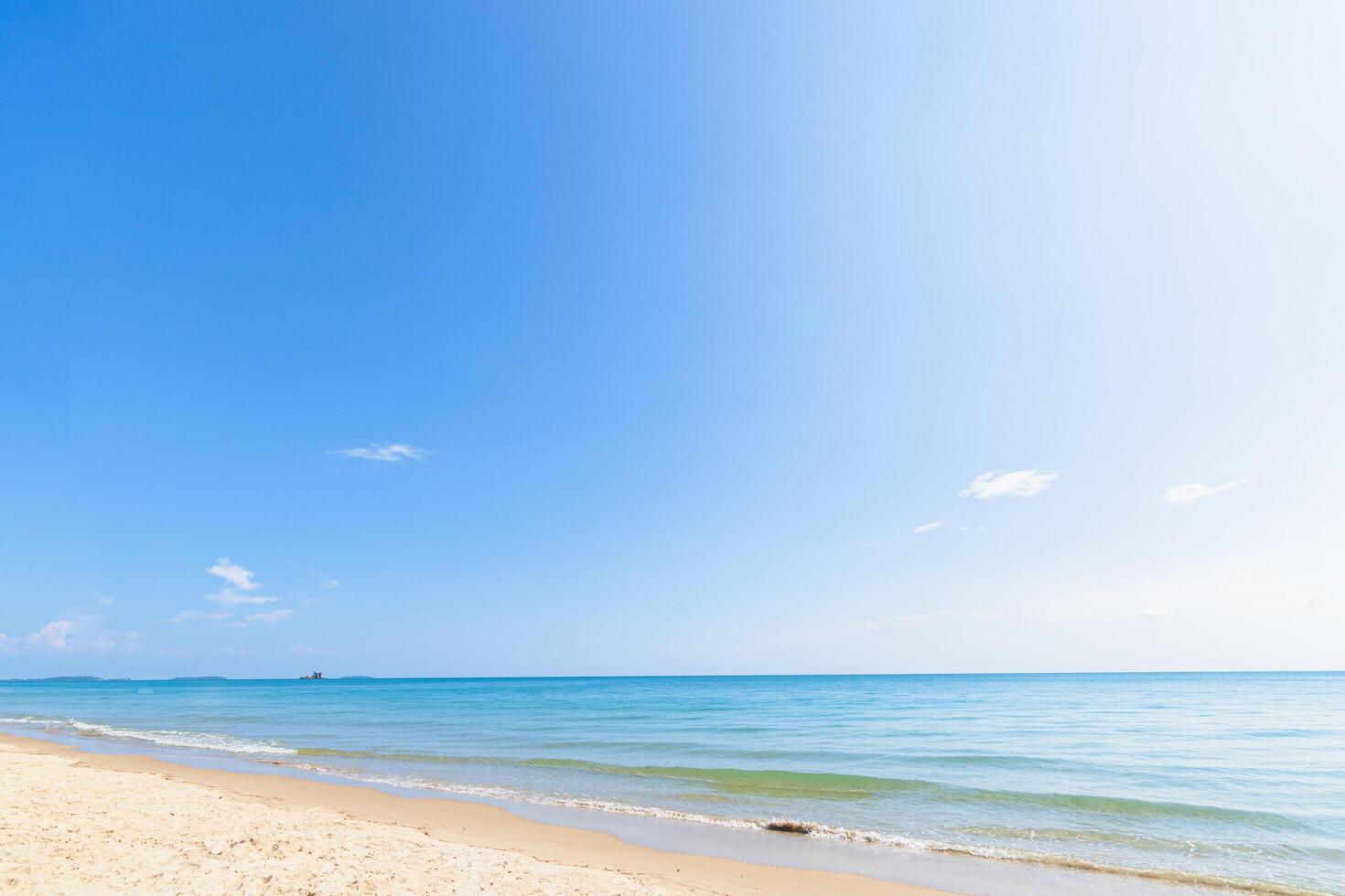 utsikt över stranden och den klara himlen under dagtid. foto