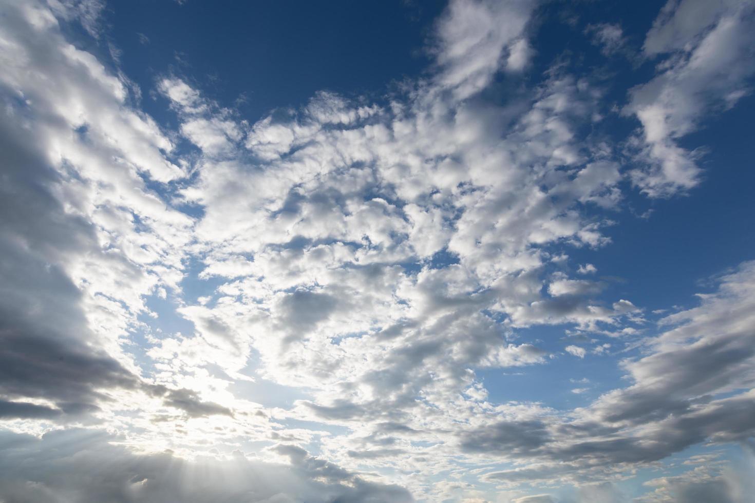 blå himmel och moln foto