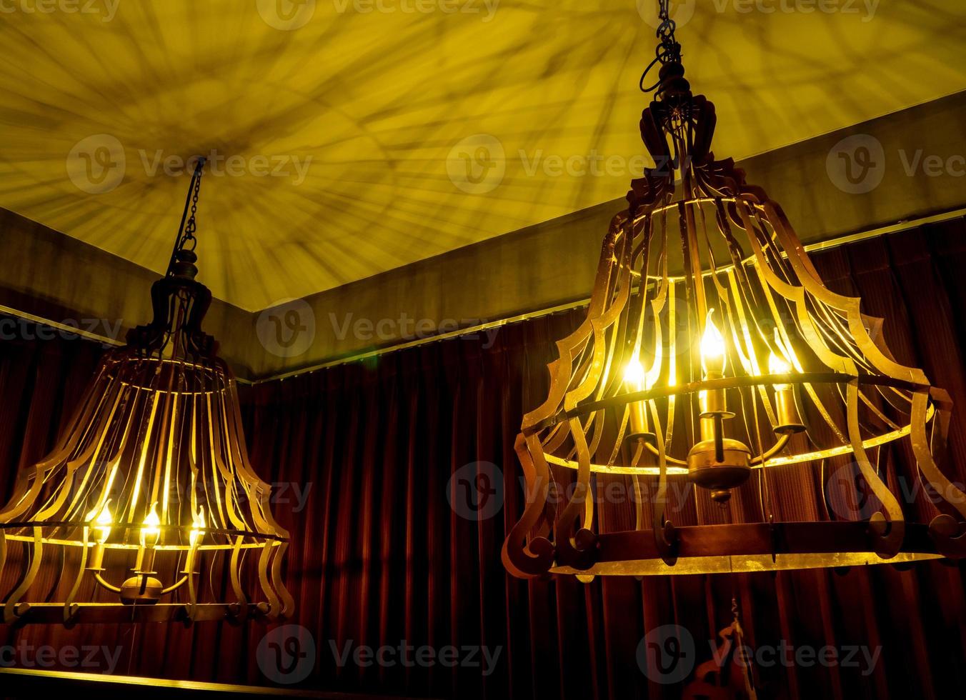 värma färgad ljus från en modern tak hängsmycke lampa foto