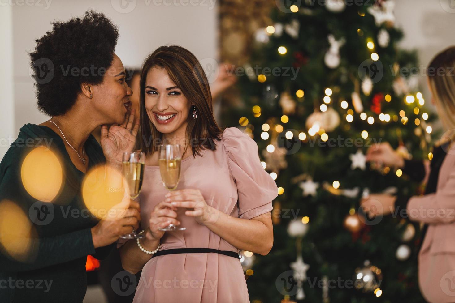 kvinna multietnisk vänner har roligt på Hem jul fest foto