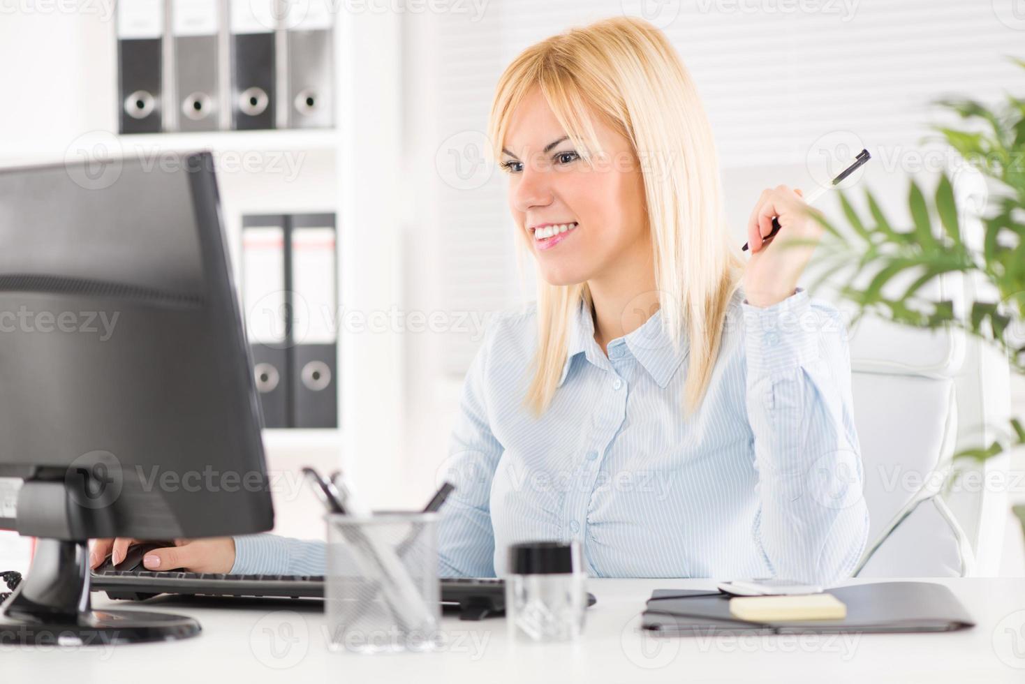 upptagen affärskvinna se foto