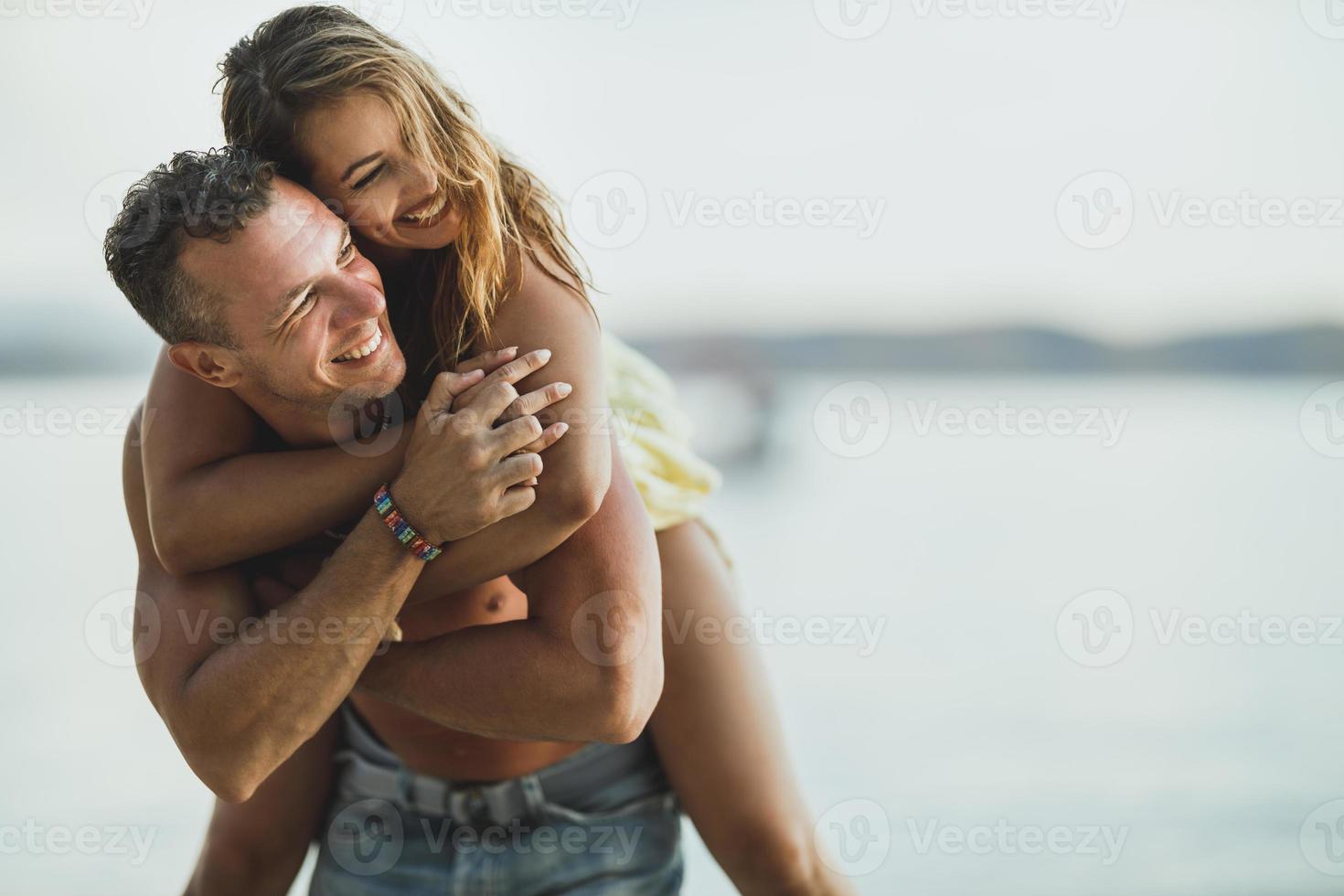 kärleksfull par njut av sommar på de strand foto