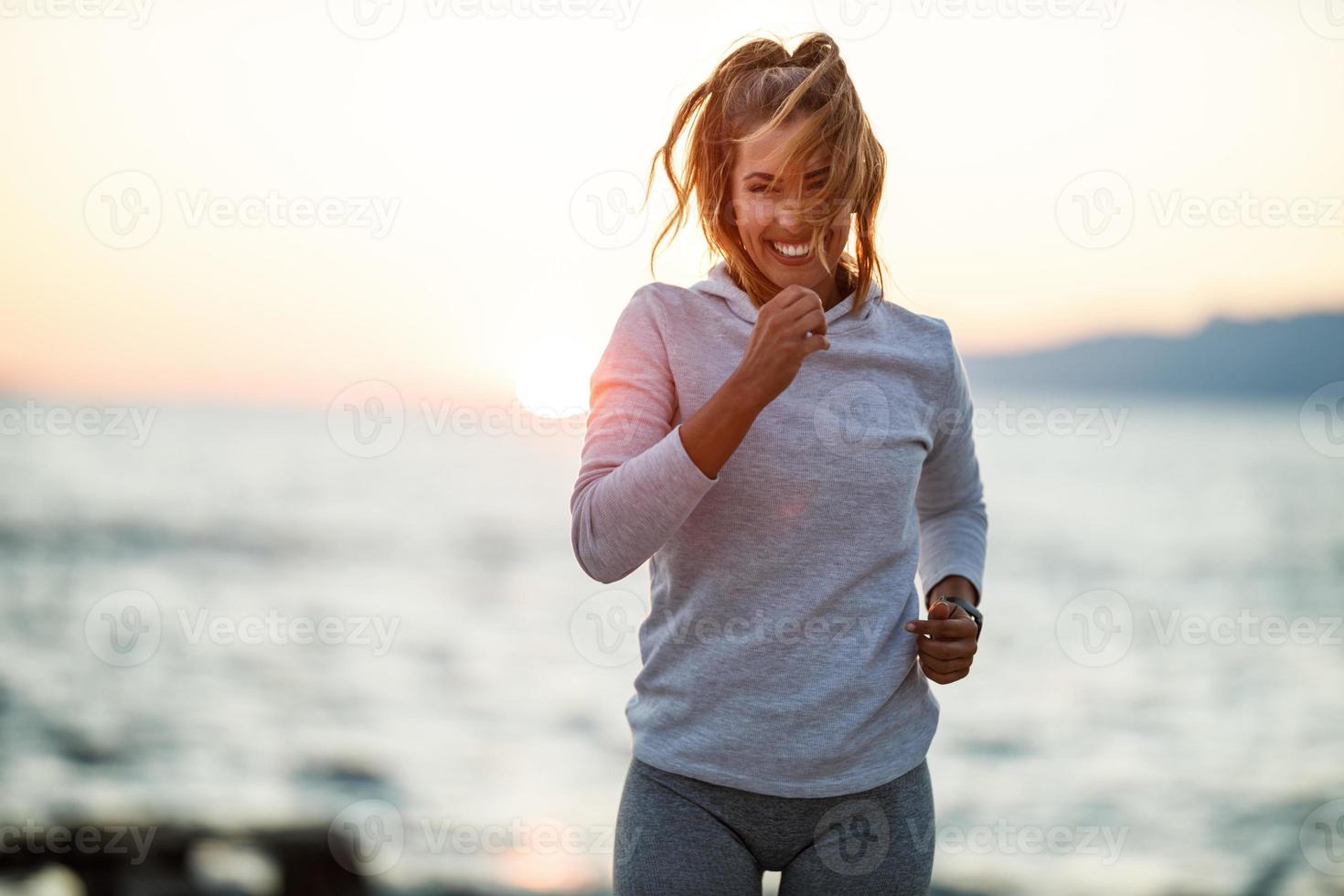 kvinna joggning nära de hav strand foto