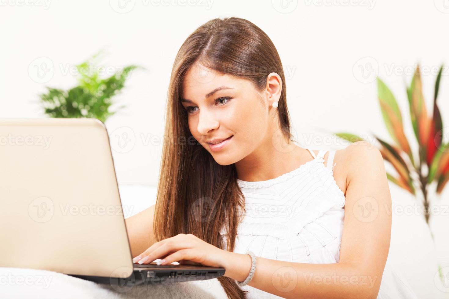 ung flicka med bärbar dator foto