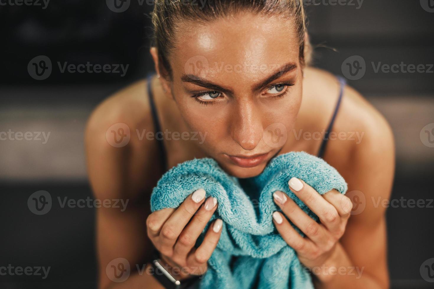 kvinna vilar i gymmet skåp rum efter Träning foto