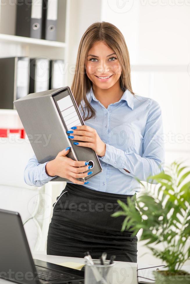 företag kvinna i kontor foto