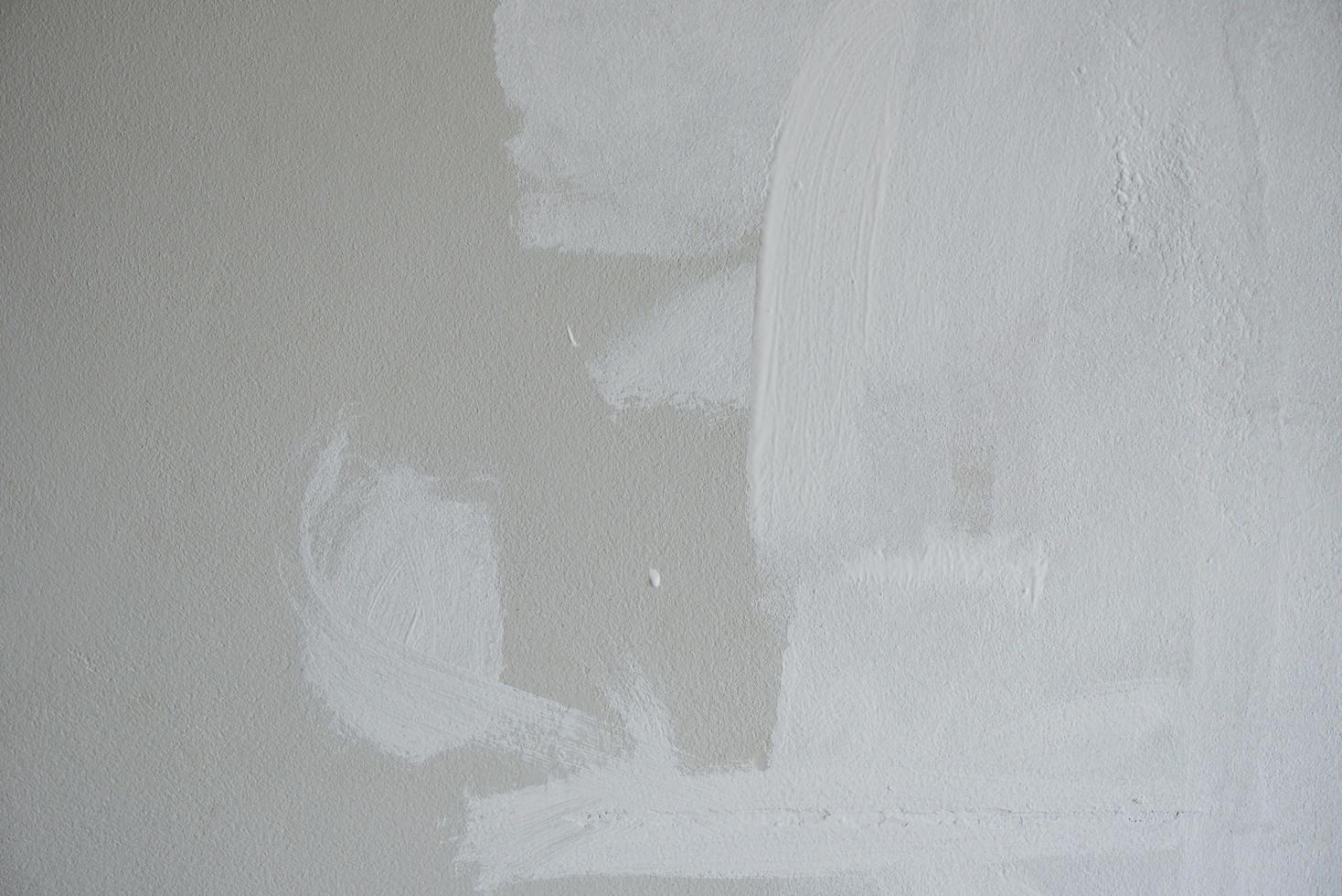 målad vägg bakgrund, målare målning en hus vägg med en måla poller foto