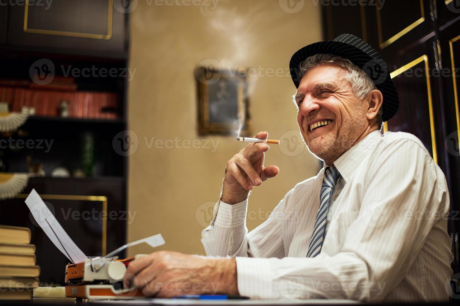 retro senior man författare med en cigarett foto