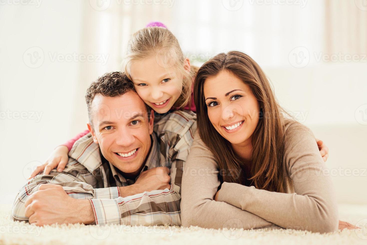 lycklig familj hemma foto
