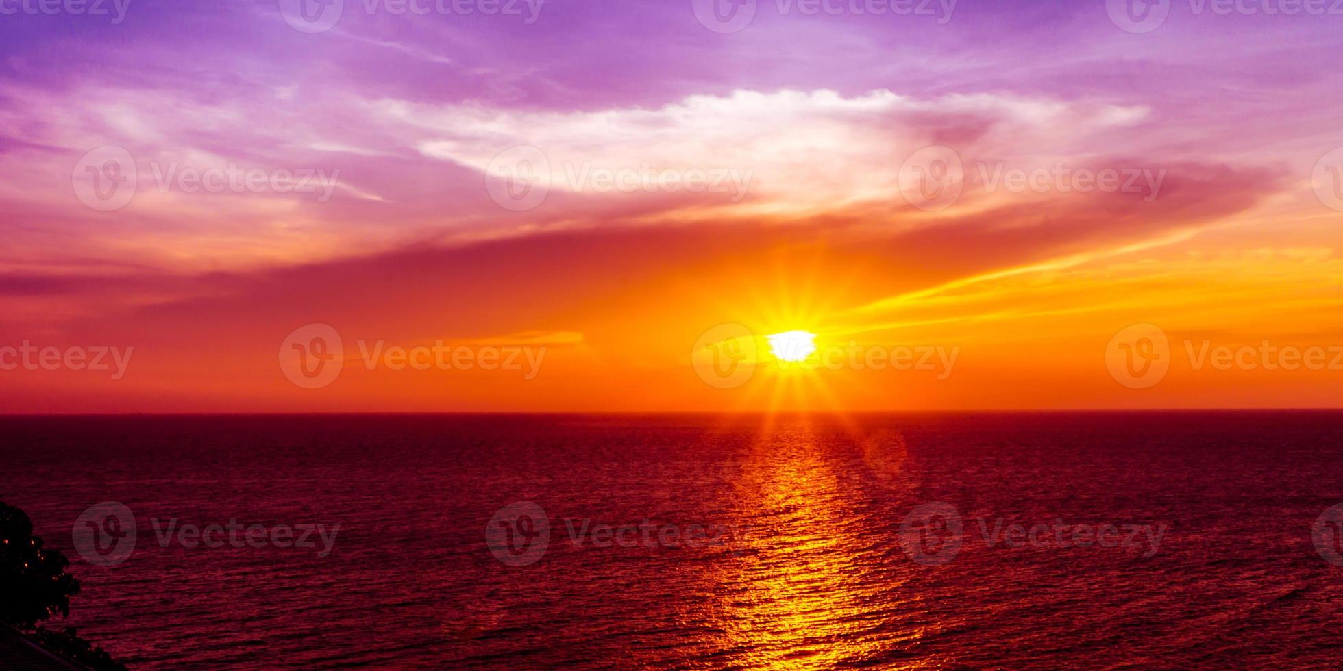 vacker solnedgång på den tropiska stranden med himmel och moln för resor i semesteravslappningstid foto