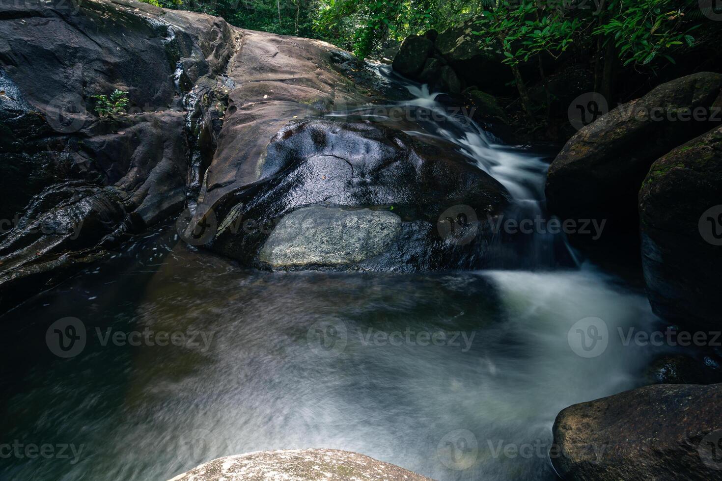 naturlandskap vid khlong pla kang vattenfall foto