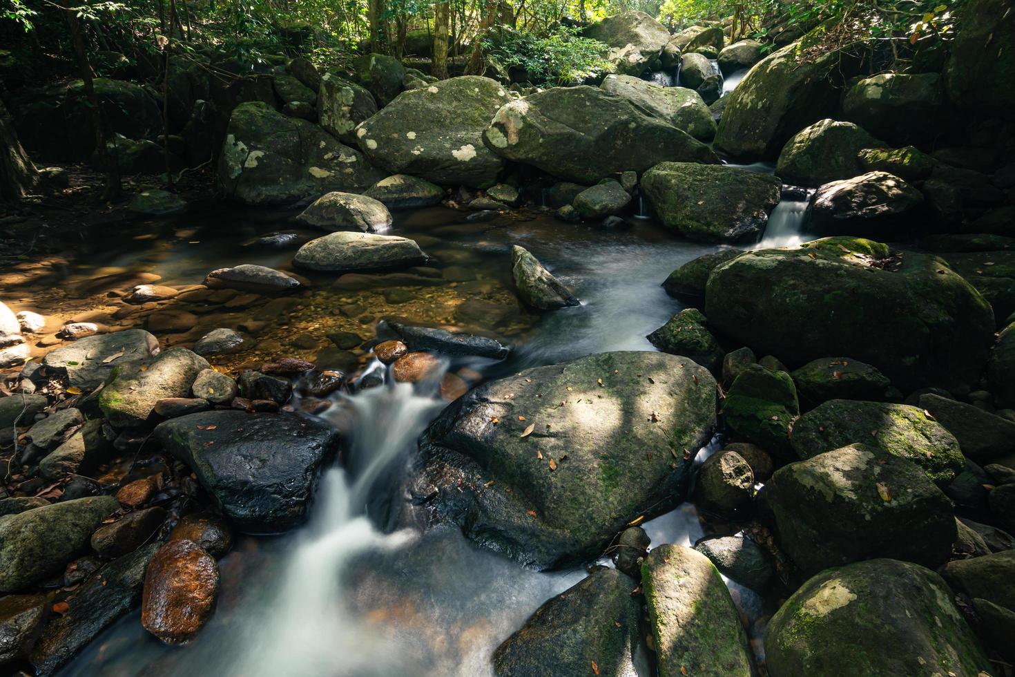 naturlandskap vid khlong pla kang vattenfall foto