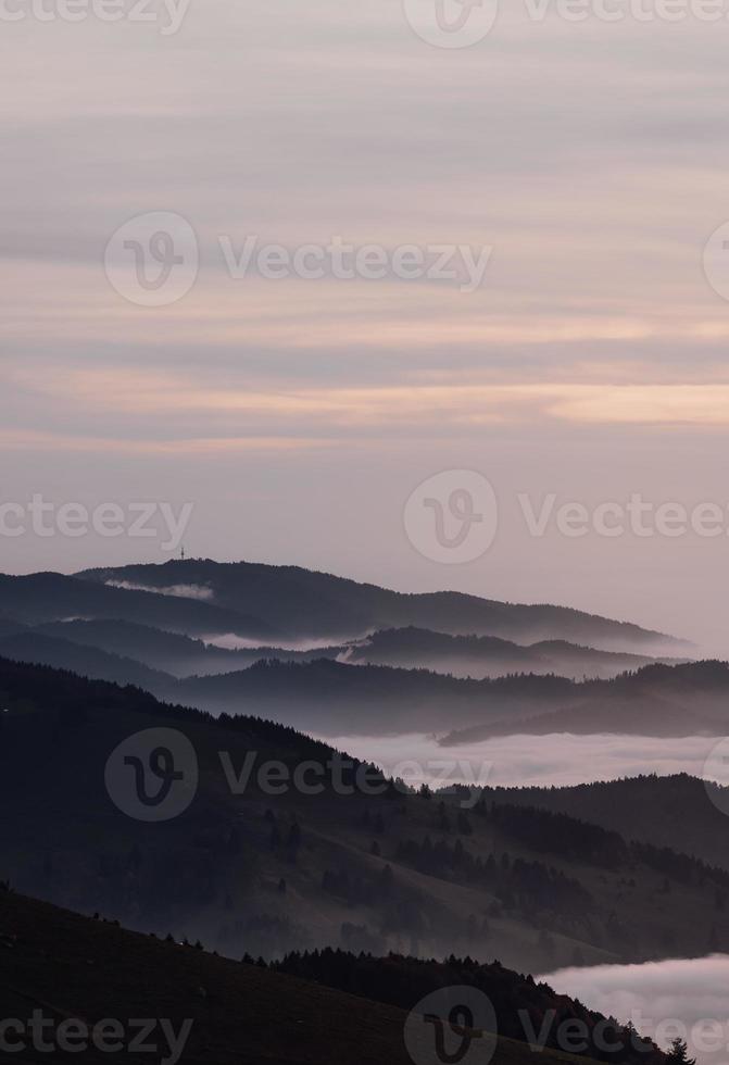 bergskedja på solnedgång foto