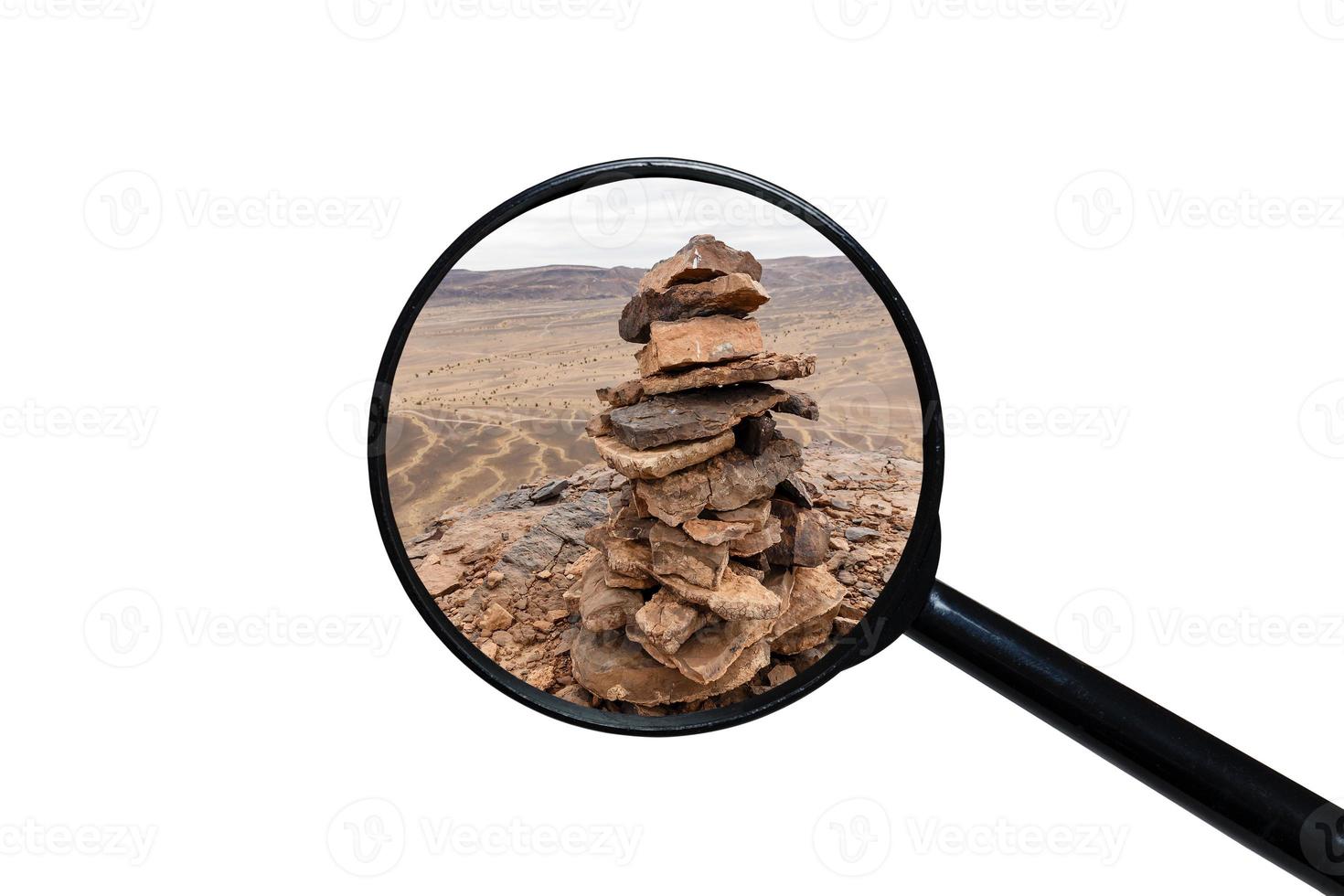 sten lugg mark på de berg topp, se genom en förstorande glas, vit bakgrund foto