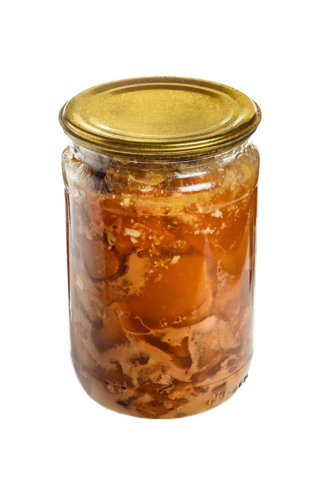 konserverad kött i en glas burk, isolerat, vit bakgrund foto