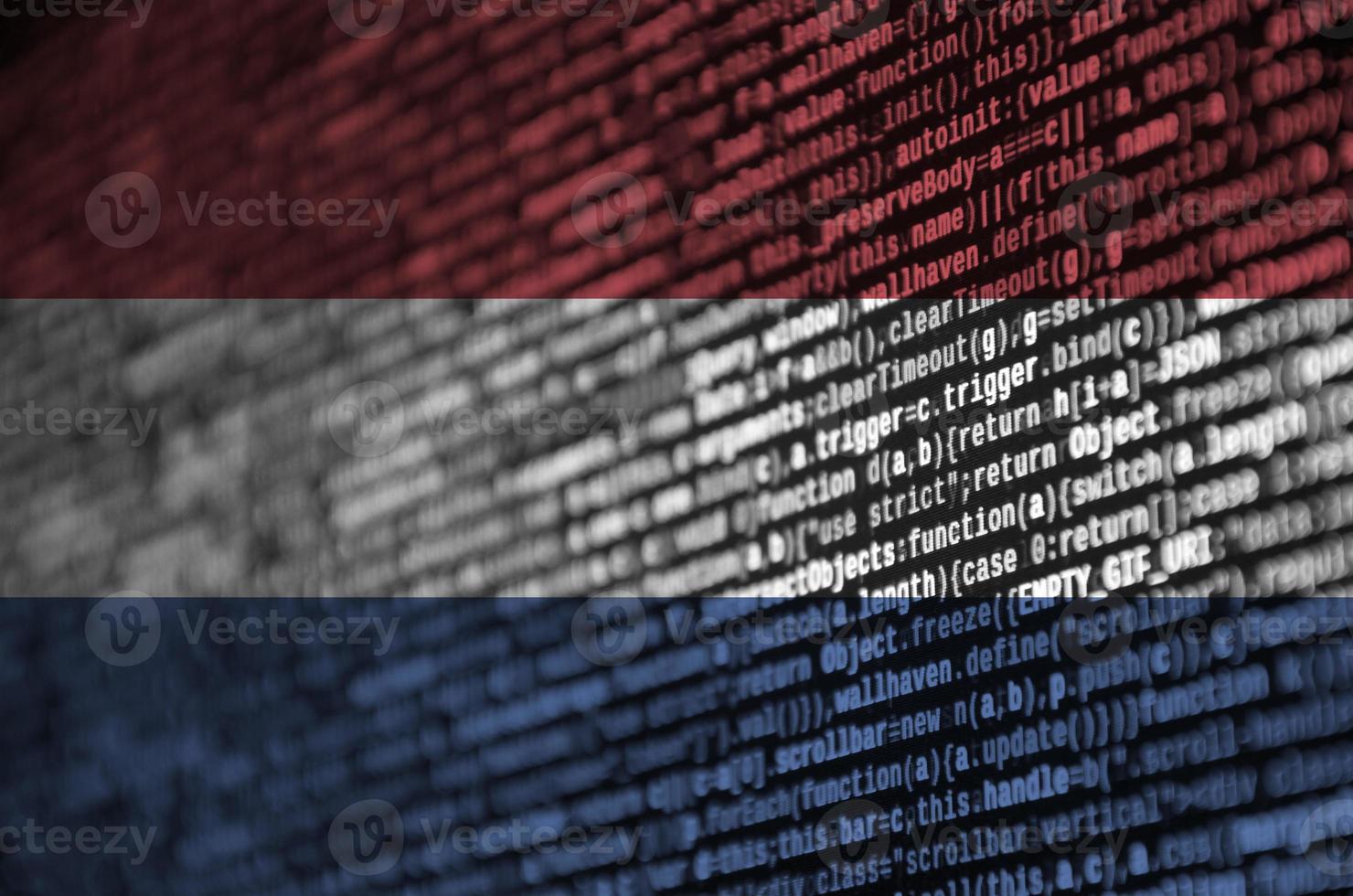 nederländerna flagga är avbildad på de skärm med de program koda. de begrepp av modern teknologi och webbplats utveckling foto