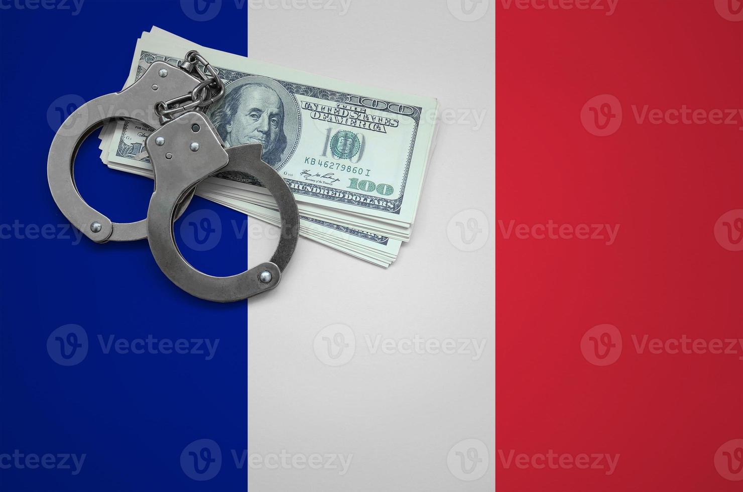 Frankrike flagga med handklovar och en bunt av dollar. de begrepp av brytning de lag och tjuvar brott foto