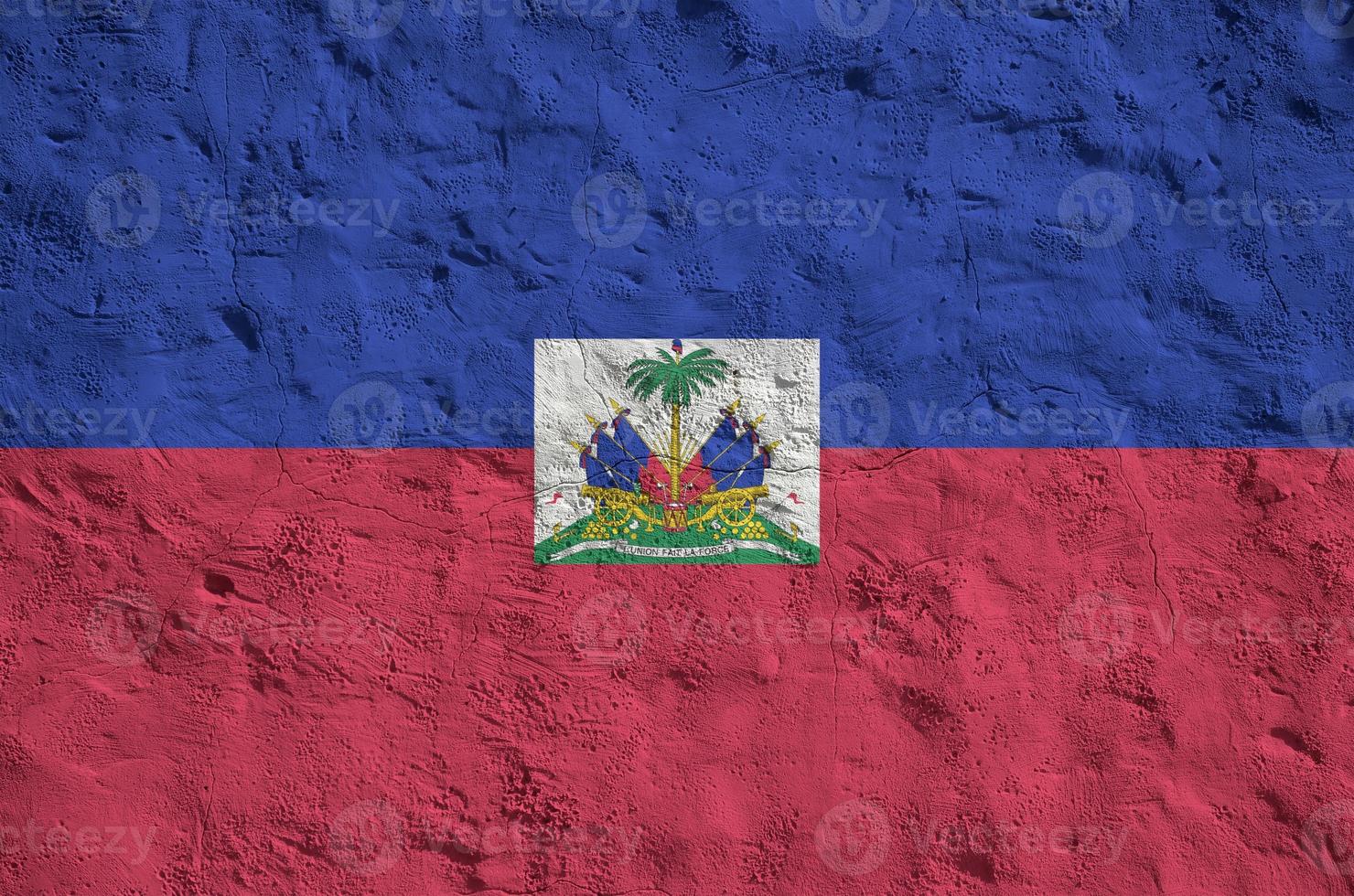 haiti flagga avbildad i ljus måla färger på gammal lättnad putsning vägg. texturerad baner på grov bakgrund foto