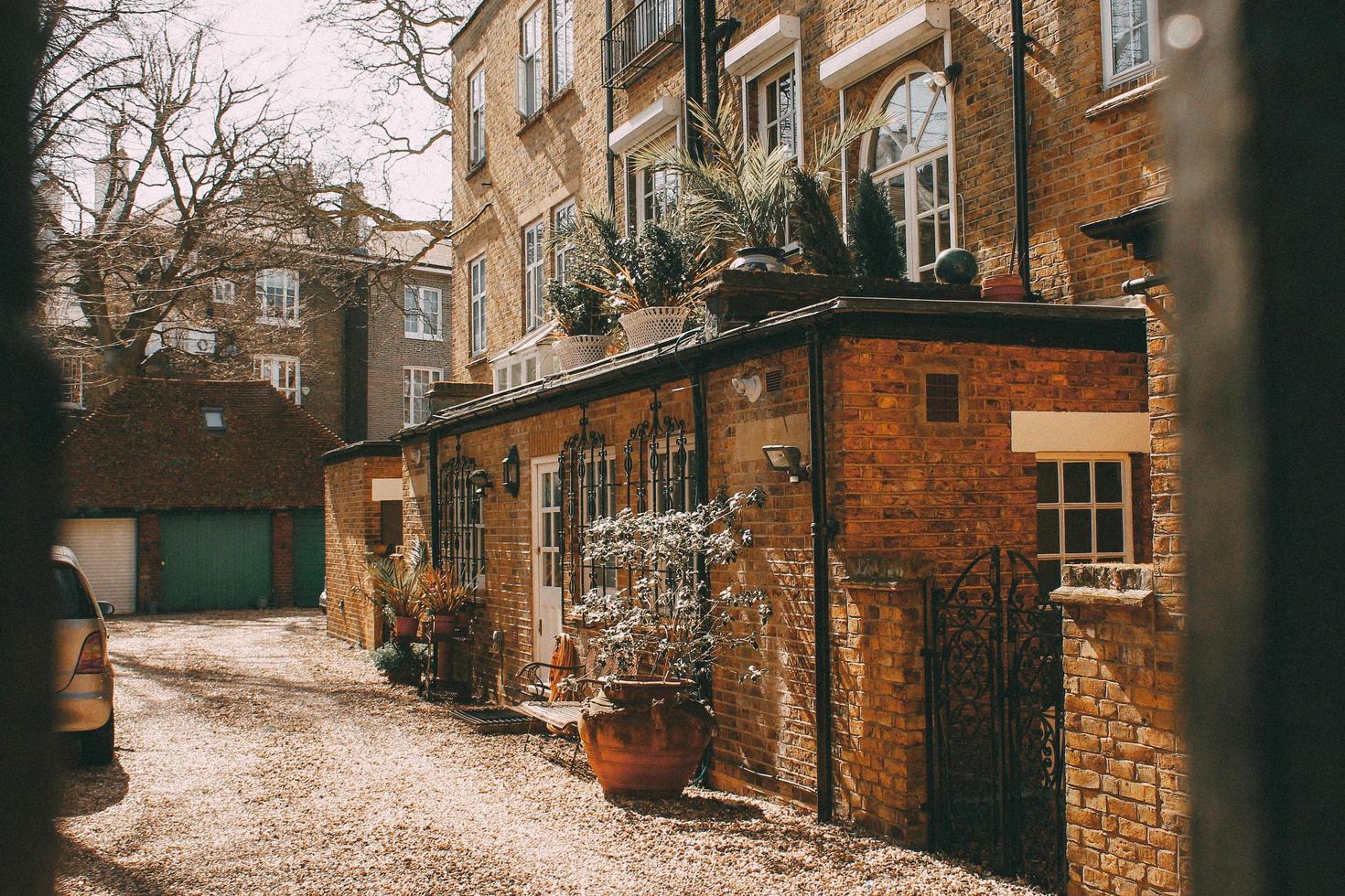 london, england, 2020 - tegelhus med växter placerade utanför foto