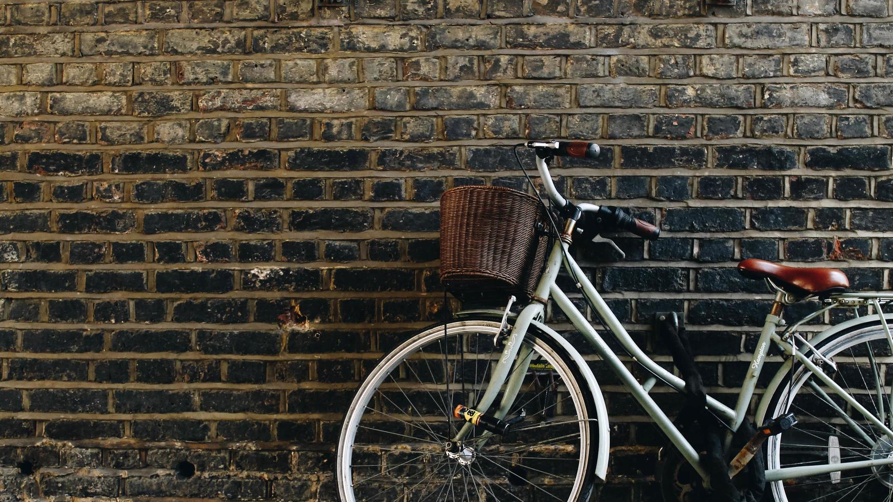 cykel lutad på väggen foto