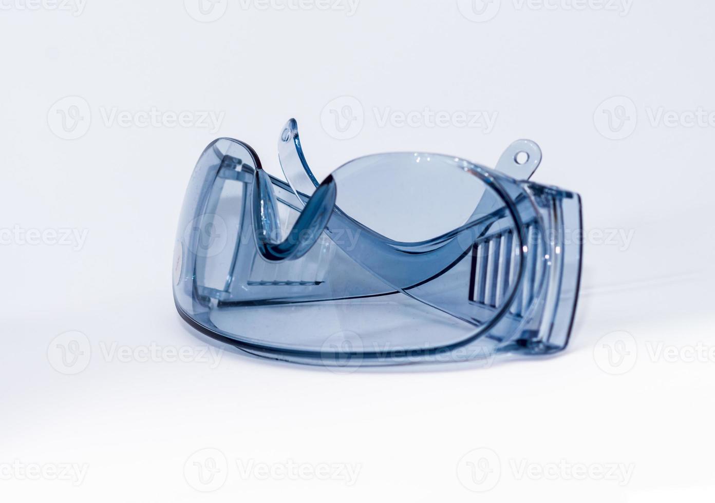 blå plast säkerhet glasögon på en vit bakgrund isolerat, stänga -upp. begrepp av yrkes hälsa och säkerhet foto