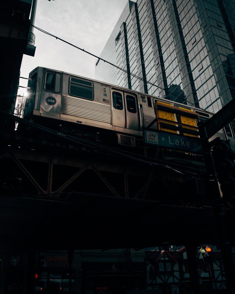 chicago, illinois, 2020 - träna i staden på kvällen foto