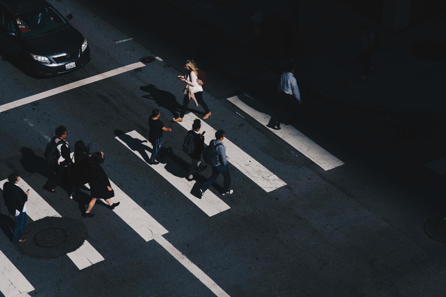 San Francisco, CA, 2020 - människor som korsar gatan foto