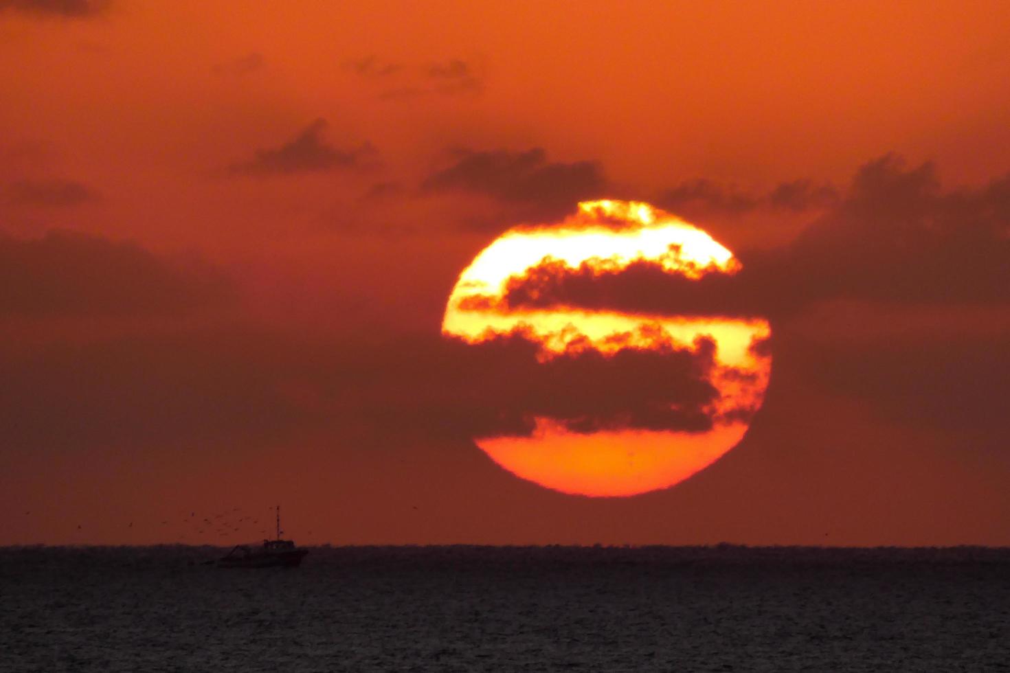 Sol disk stigande över de horisont av de hav, soluppgång, gryning foto