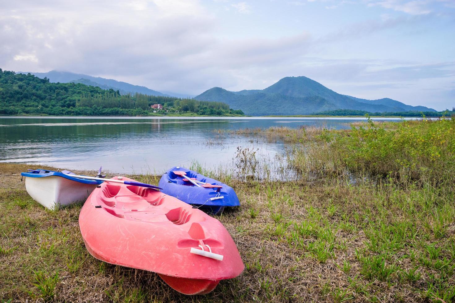 kajak vid sjön med bergsbakgrund foto