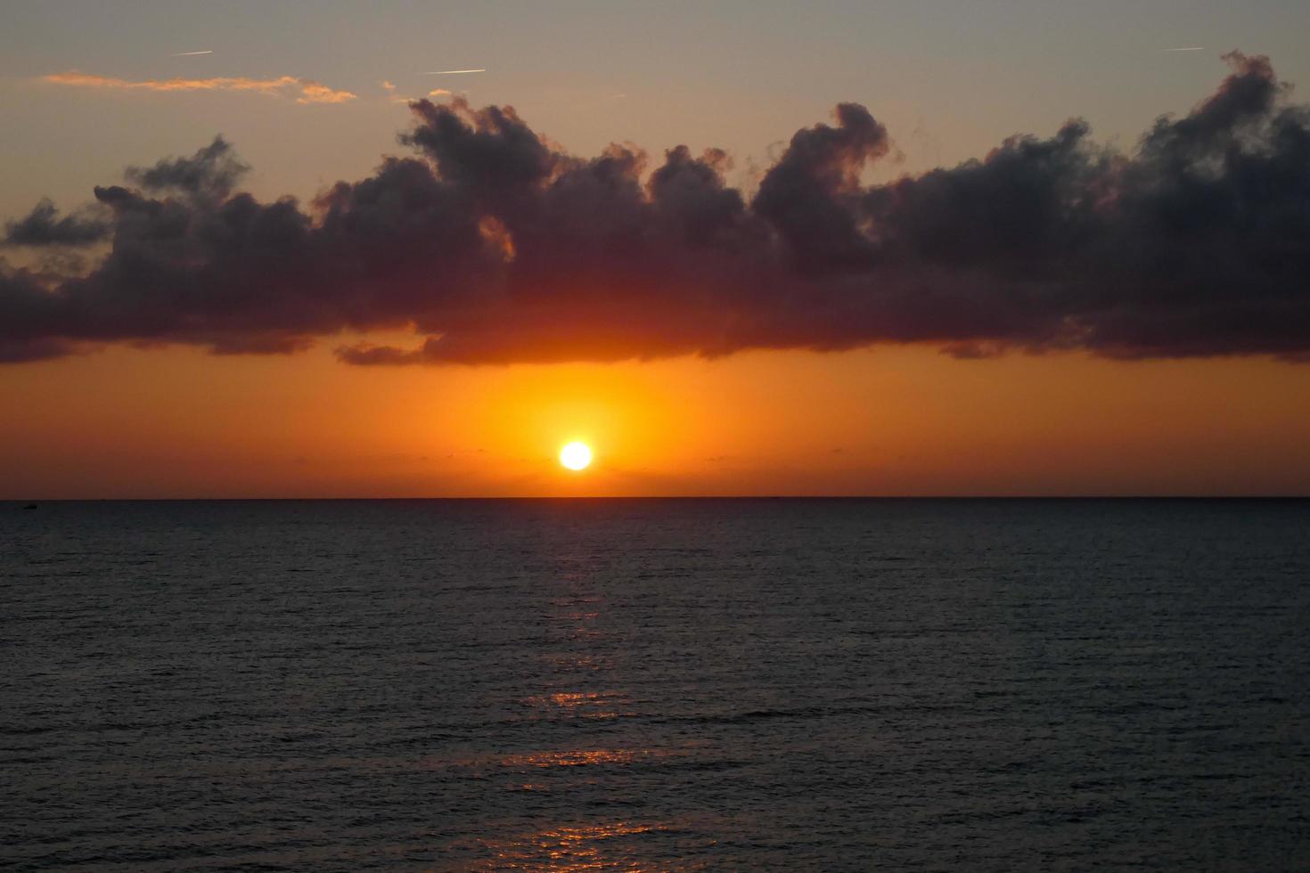 Sol disk stigande över de horisont av de hav, soluppgång, gryning foto